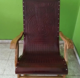 silla mecedora confeccionada en madera y cuero