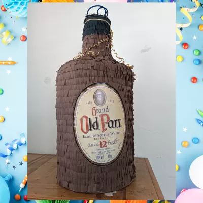 Añade un toque de alegría a cualquier celebración con la piñata de botella Old Parr