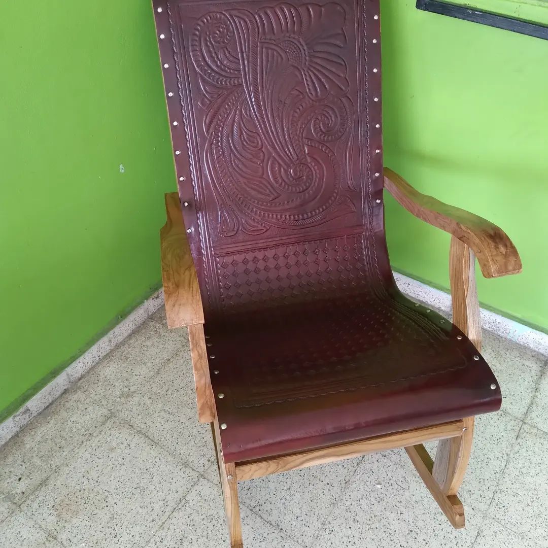 silla mecedora confeccionada en madera y cuero