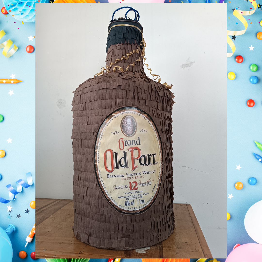 Añade un toque de alegría a cualquier celebración con la piñata de botella Old Parr